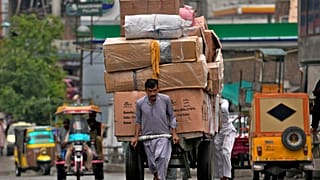 عامل يسحب عربة في يوم العمال العالمي في روالبندي، باكستان، يوم الاثنين 1 مايو 2023.