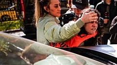 Una mujer es detenida mientras marcha con otros sindicalistas durante las celebraciones del Día del Trabajo en Estambul, Turquía, lunes 1 de mayo de 2023.