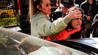 Una mujer es detenida mientras marcha con otros sindicalistas durante las celebraciones del Día del Trabajo en Estambul, Turquía, lunes 1 de mayo de 2023.