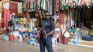 Ein Offizier der Operation Support Group (GAO - Groupe d'Appui Operationnel) patrouilliert auf einem Markt in Mamoudzou auf der Insel Mayotte am 2. Mai 2023