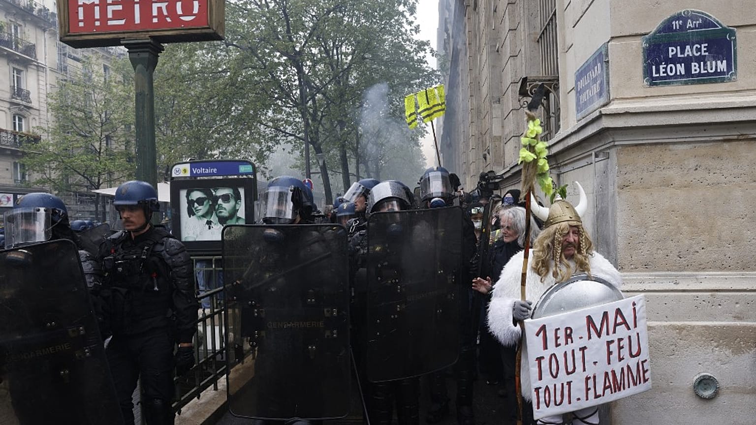 Als Gallier verkleideter Demonstrant in Paris