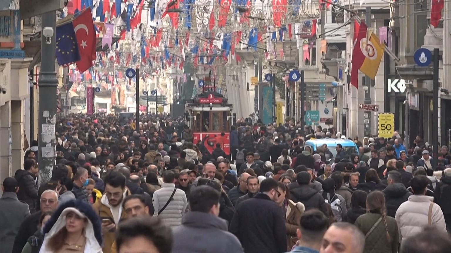 Türkiye'de ilk kez oy kullanacak genç seçmen ne diyor? | Sokak röportajı