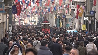 Türkiye'de ilk kez oy kullanacak genç seçmen ne diyor? | Sokak röportajı