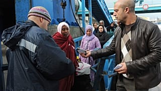 صورة من الارشيف-عامل موسمي مغربي يستقل عبارة من طنجة، شمال المغرب، إلى الجزيرة الخضراء، جنوب إسبانيا