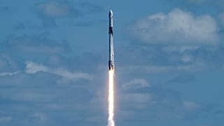Launch of the SpaceX Falcon 9 rocket, carrying the Crew5 Dragon spacecraft with four astronauts on board on October 5, 2022. Next stop: the International Space Station.