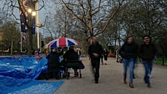 Seguidores de la realeza acampan a lo largo del Mall, en Londres, antes de la coronación de Carlos III, el 6 de mayo. 