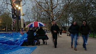 Seguidores de la realeza acampan a lo largo del Mall, en Londres, antes de la coronación de Carlos III, el 6 de mayo.