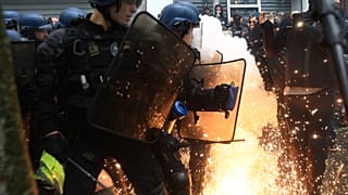 Enfrentamientos entre manifestantes y policías, este 1 de mayo, en París (Francia).