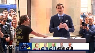 Die Hand klebte am Pult, Moderator Jérémy Seydoux war entsetzt.
