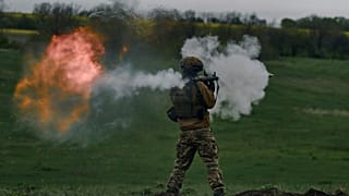 Украинский военный стреляет из РПГ во время тренировки возле Угледара, Донецкая область