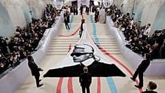 Jeremy Pope, a la izquierda, y Olivier Rousteing en la MET gala 2023 con un vestido con el rostro del diseñador Karl Lagerfeld.