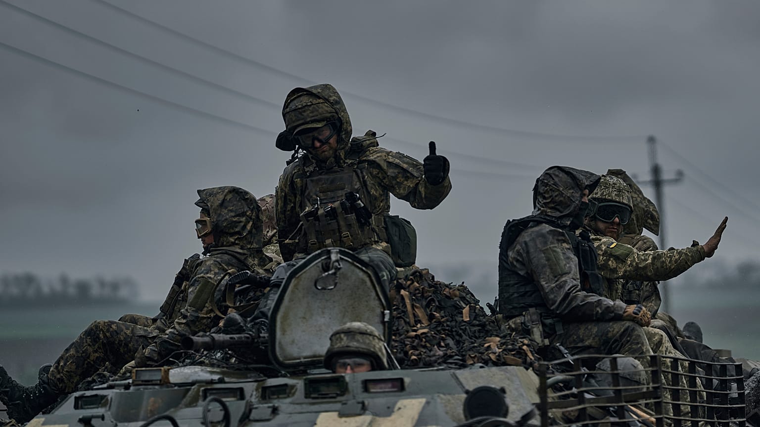 Militares ucranianos cabalgan desde lo alto de un APC hacia las posiciones de primera línea cerca de Vuhledar, región de Donetsk, Ucrania, el lunes 1 de mayo de 2023.