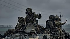 Ukrainische Militärangehörige fahren auf einem Schützenpanzer in Richtung der Frontlinienpositionen in der Nähe von Vuhledar, Region Donezk, Ukraine, Montag, 1. Mai 2023. 