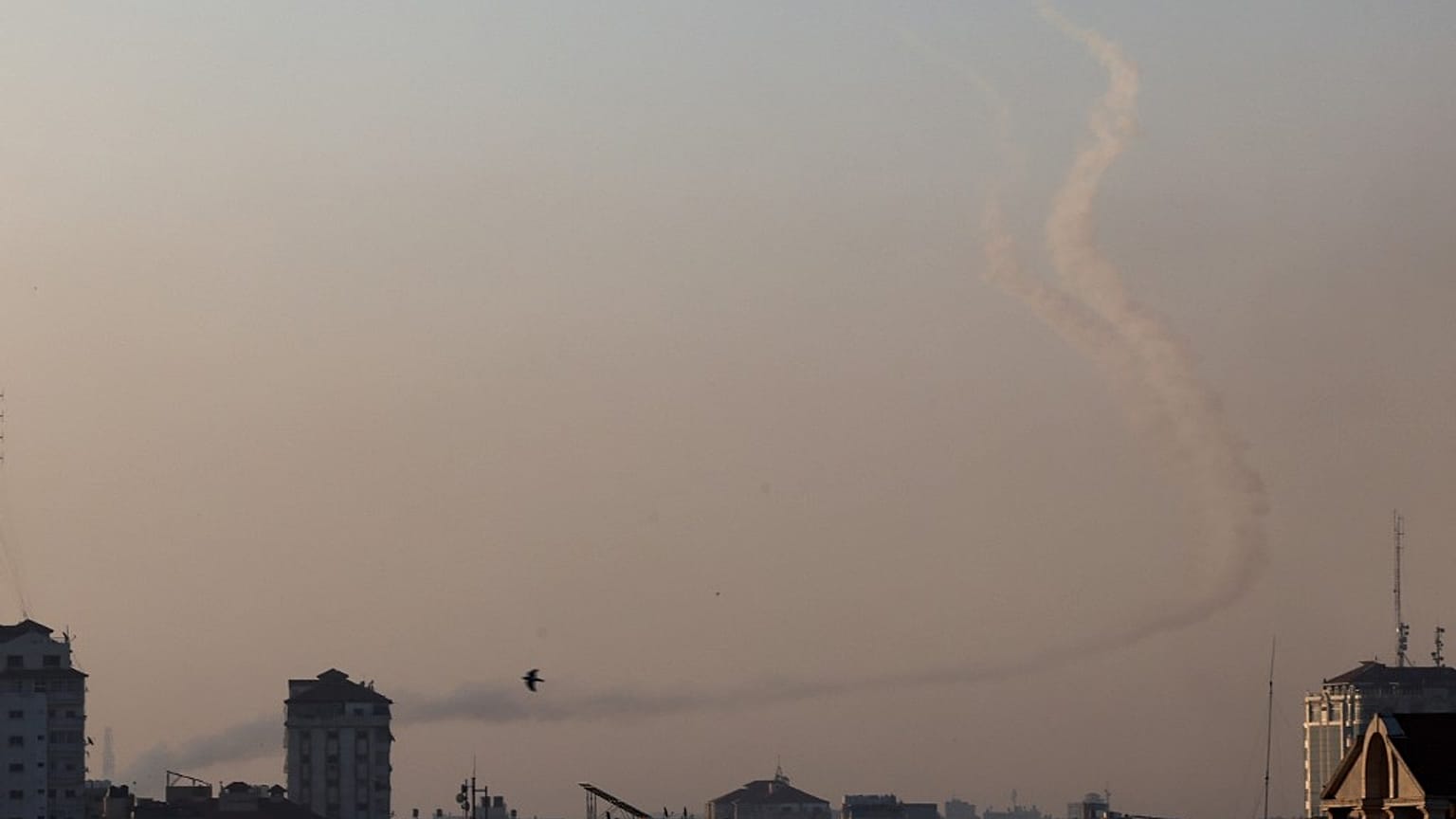 Une roquette dans le ciel de Gaza. 