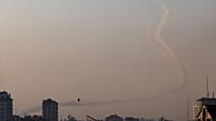 Rauchschwaden am 2. Mai 2023 in Gaza-Stadt, als Raketen auf Israel abgefeuert werden.