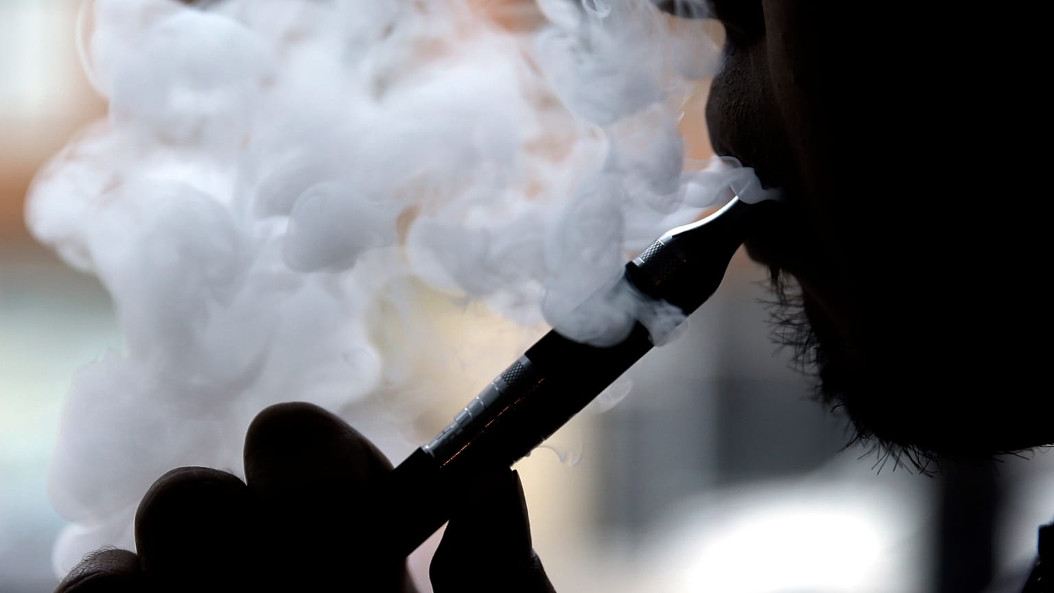Fumador a usar um cigarro eletrónico