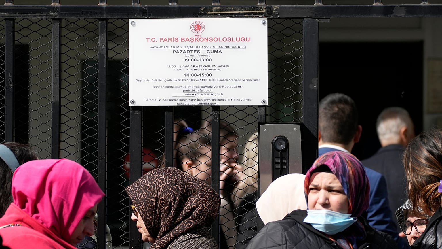 Türk vatandaşları, Paris'teki Türk konsolosluğunun önünde oy kullanmak için kuyruğa giriyor