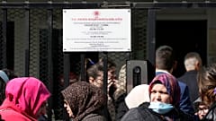 Türk vatandaşları, Paris'teki Türk konsolosluğunun önünde oy kullanmak için kuyruğa giriyor