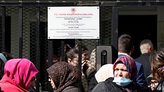 Türk vatandaşları, Paris'teki Türk konsolosluğunun önünde oy kullanmak için kuyruğa giriyor