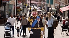 Un Carlos III de cartón en mitad de la calle