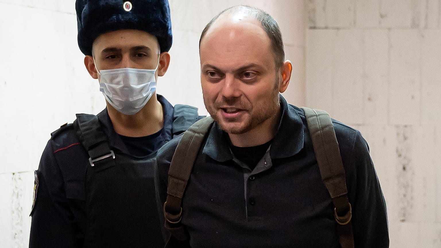 Vlagyimir Kara-Murzát a tárgyalóterembe kísérik 2023 februárjában