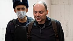 Vlagyimir Kara-Murzát a tárgyalóterembe kísérik 2023 februárjában