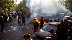 Горящие баррикады в Тегеране после смерти Махсы Амини 27 октября 2022