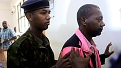 El predicador Paul Mackenzie comparece ante los tribunales de justicia de Malindi, ciudad de Malindi, costa de Kenia, el martes 2 de mayo de 2023.