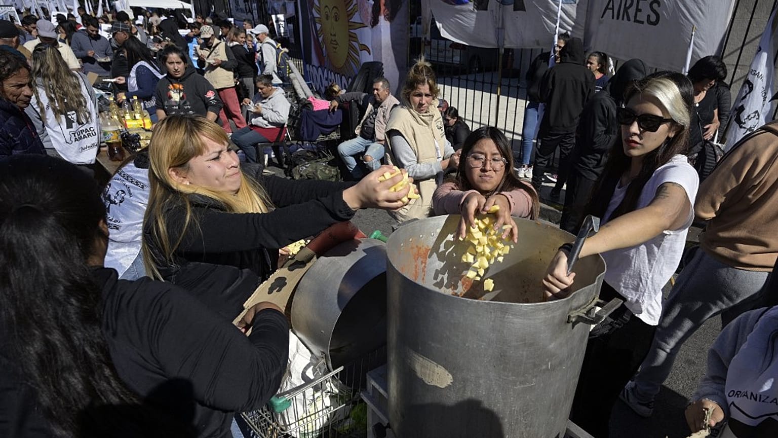 Suppe und Sorgen: 1. Mai in Buenos Aires unter dem Zeichen der Wirtschafts- und Finanzkrise.