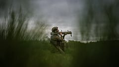 Ein ukrainischer Soldat mit einem Raketenwerfer während einer militärischen Übung in der Region Charkiw am 1. Mai 2023.