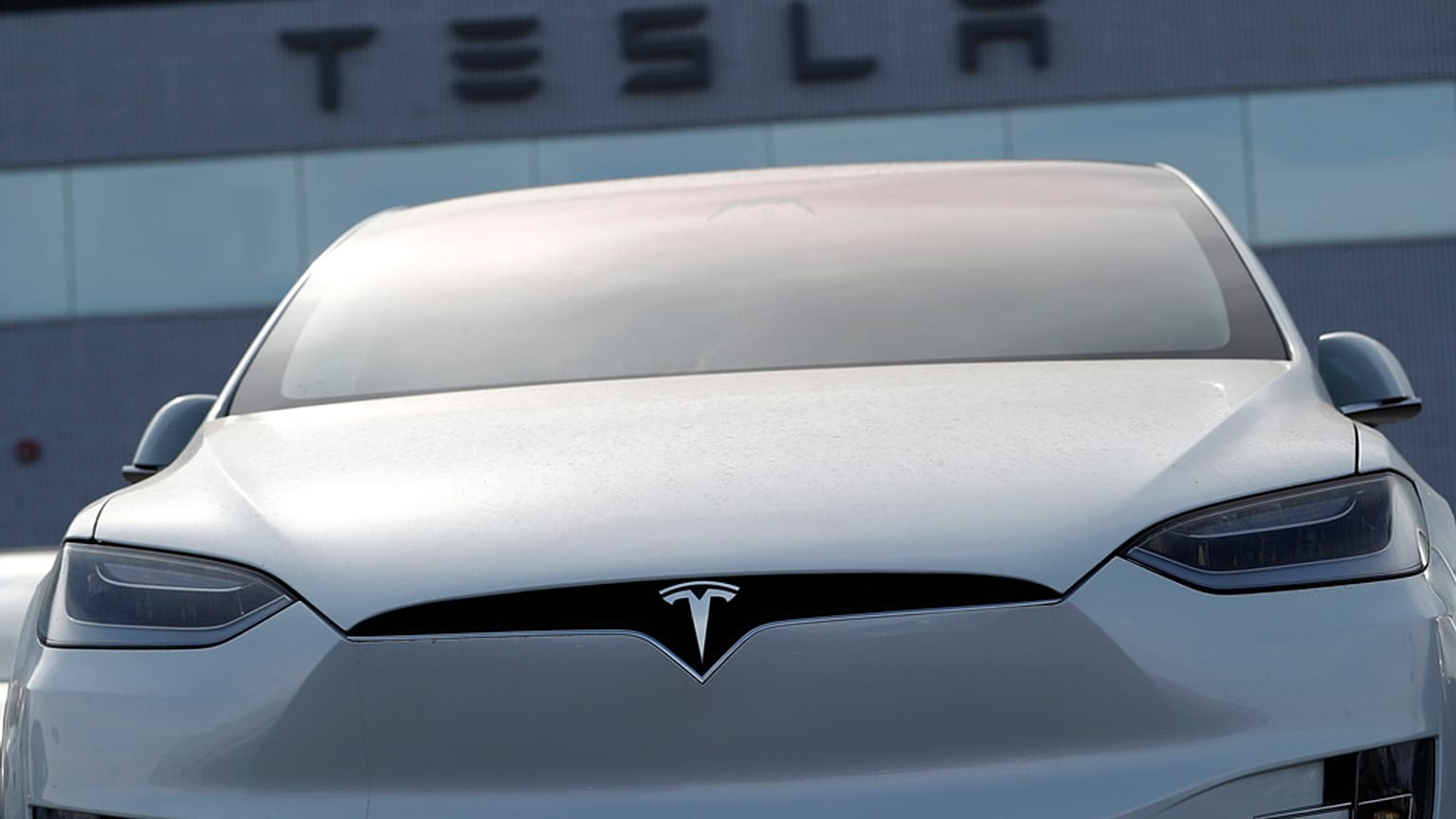Şirketin tepe yöneticisi Elon Musk geçtiğimiz hafta karlılık yerine satışları artırmaya öncelik vereceklerini söyledi