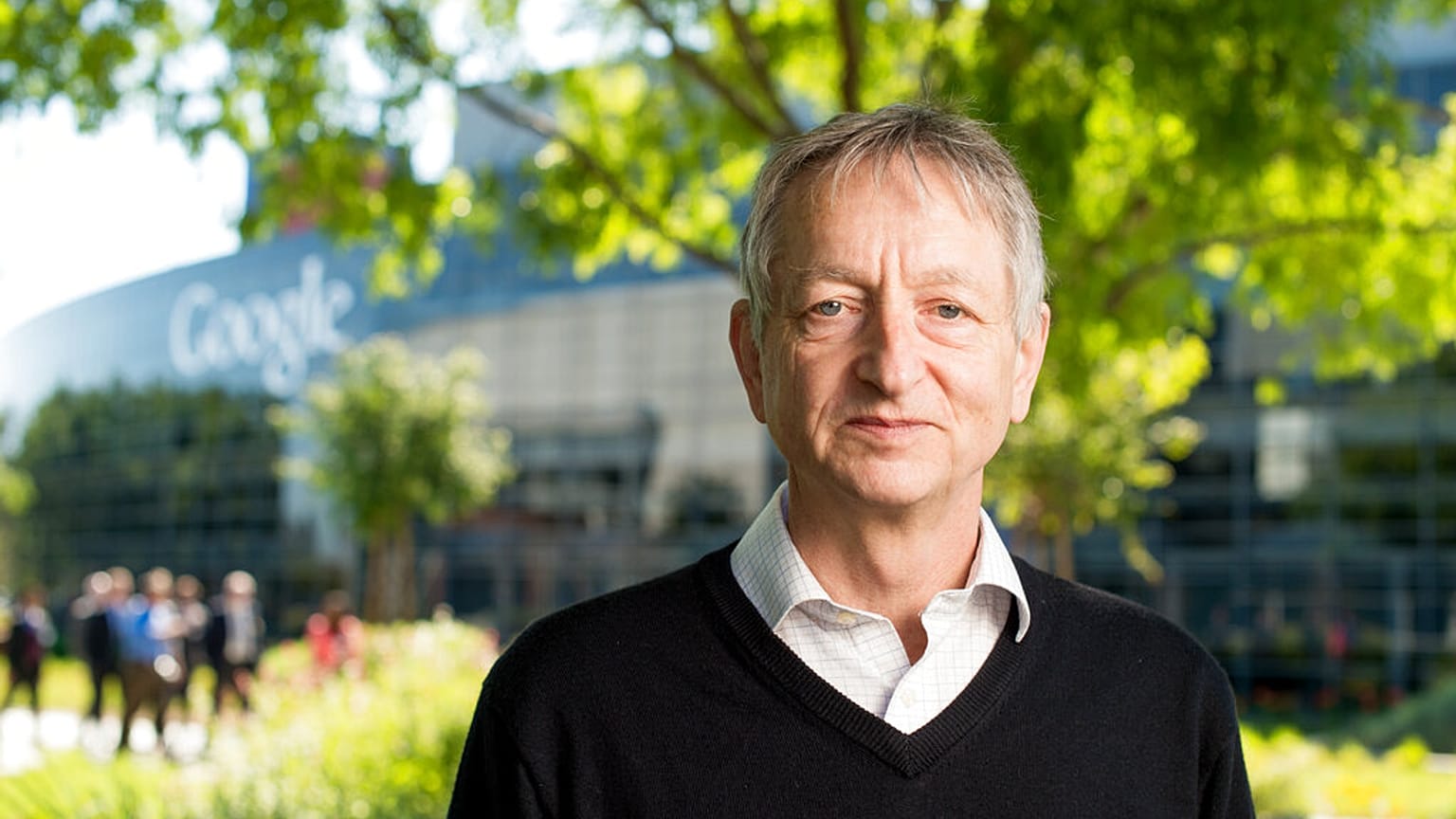 Geoffrey Hinton egy korábbi felvételen még a Google egyik épülete előtt