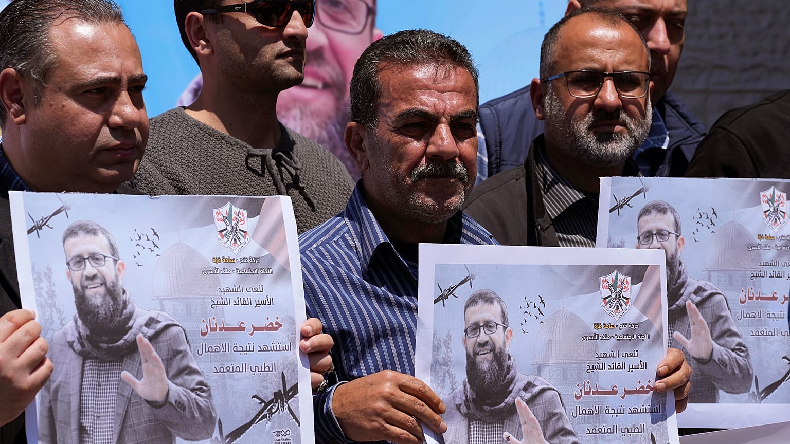 فلسطينيون في غزة يحملون صورة الأسير خضر عدنان المتوفي في السجون الإسرئيلية بعد خوضه إضراب جوع. 2023/05/02