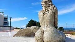 Скульптура Il Mare в итальянском Монополи
