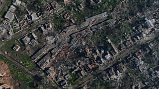 Épületek romjai az orosz erők által ostromlott kelet-ukrajnai Bahmutban 2023. április 26-án.