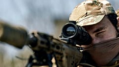 Un soldado ucraniano armado cerca de Bajmut