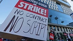 Акция протеста у офиса Netflix в Голливуде
