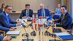 Balról jobbra Alekszandar Vucsics, Miroslav Lajcák, az Európai Unió különleges képviselője, Josep Borrell és Albin Kurti Brüsszelben 2023. május 2-án. 