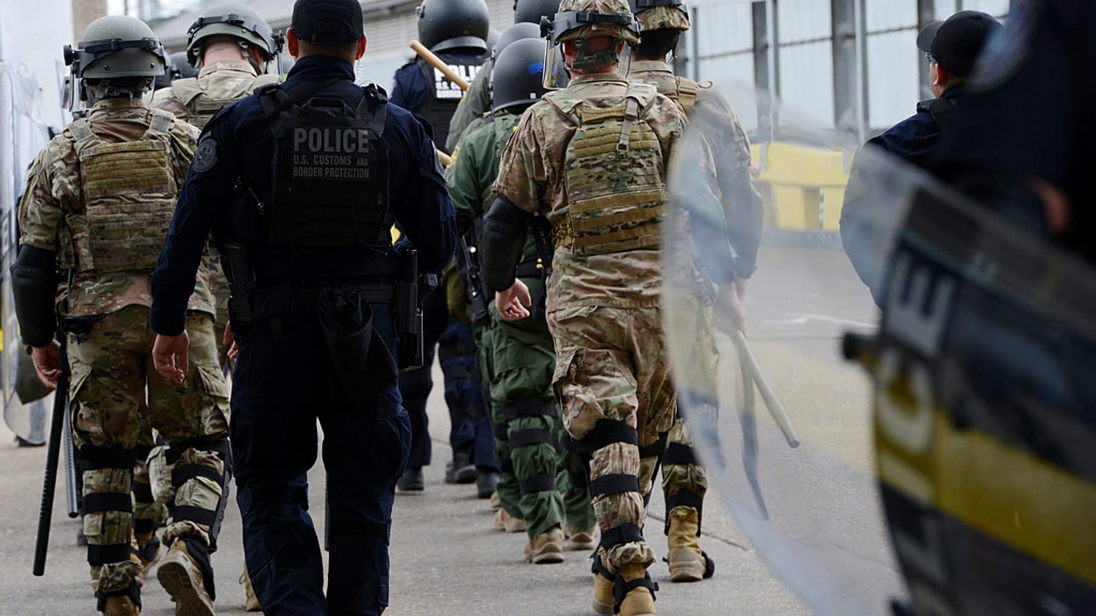 Des douaniers américains à la frontière mexicaine au Texas, le 2 mai
