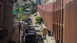 Az amerikai-mexikói határkerítés Tijuanában 2021. január 21-én, egy nappal Joe Biden amerikai elnök beiktatása után. Biden egyik első rendeletében leállíttatta a fal építését.