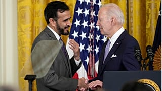 الرئيس جو بايدن يستمع إلى الإمام مخدوم ضياء قبل أن يتحدث خلال حفل عيد الفطر في البيت الأبيض في واشنطن