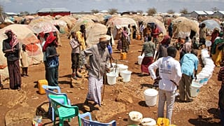 Archivo: Somalíes recién desplazados se reúnen junto a un punto de agua en un campamento en Baidoa, Somalia, sábado 25 de marzo de 2017.