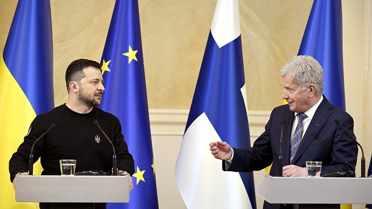 Ukrainian President Volodymyr Zelenskyy (L) and Finnish President Sauli Niinistö (R) at the Presidential Palace in Helsinki, Finland, Wednesday, May 3, 2023