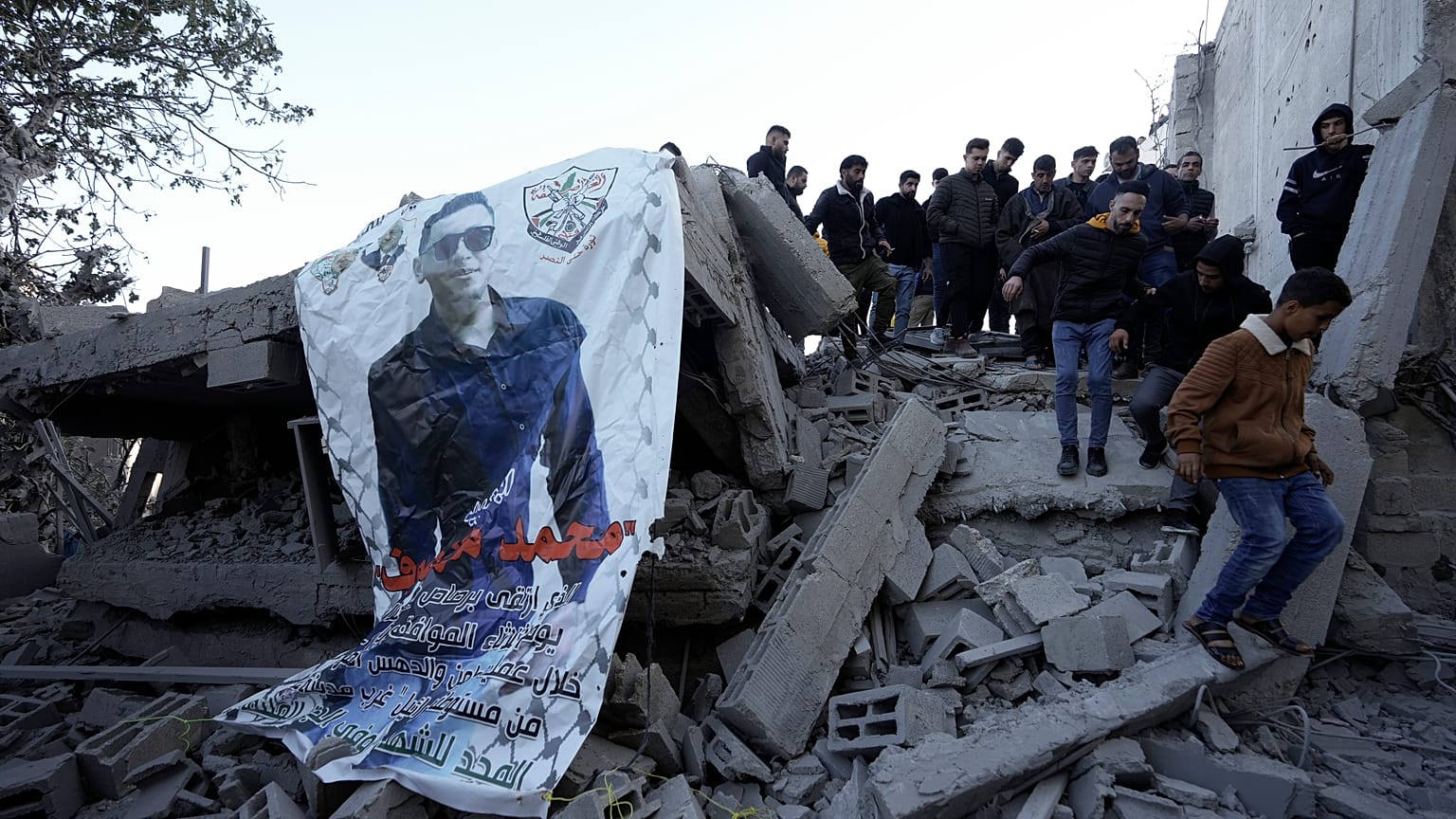 فلسطينيون يتفقدون أنقاض منزل الناشط الفلسطيني محمد صوف الذي دمرته القوات الإسرائيلية في الضفة الغربية المحتلة. 2023/05/03
