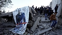 فلسطينيون يتفقدون أنقاض منزل الناشط الفلسطيني محمد صوف الذي دمرته القوات الإسرائيلية في الضفة الغربية المحتلة. 2023/05/03