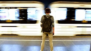 Ein  Fahrgast in der U-Bahn-Station Deak ter in Budapest, Ungarn