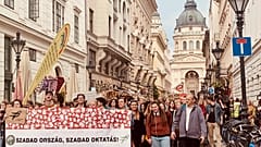 Az ún. "státusztörvény" ellen tüntetők a budapesti Zrínyi utcában, 2023. május 3-án