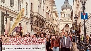 Az ún. "státusztörvény" ellen tüntetők a budapesti Zrínyi utcában, 2023. május 3-án