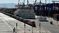 Η κίνηση στο Λιμάνι του Πειραιά ανακάμπτει μετά το πλήγμα που υπέστη λόγω των επιθέσεων των Χούθι στην Ερυθρά Θάλασσα. 