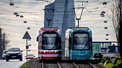 Straßenbahnen in der Nähe der Europäischen Zentralbank in Frankfurt am Main, Deutschland